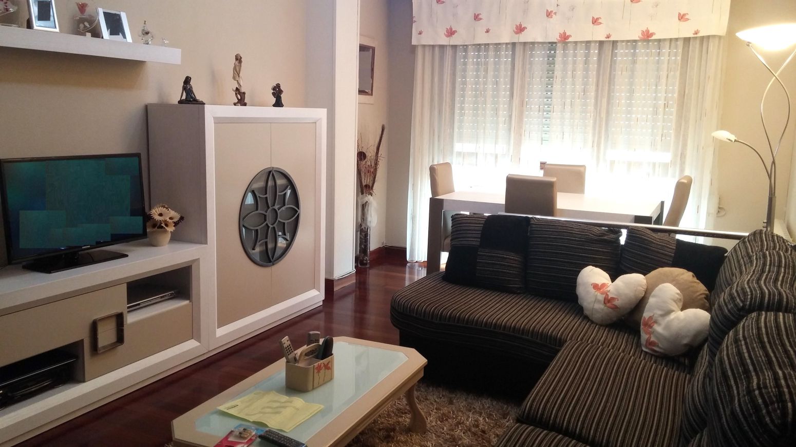 Sala d'estar de Pis en venda en Los Corrales de Buelna  amb Calefacció, Parquet i Traster