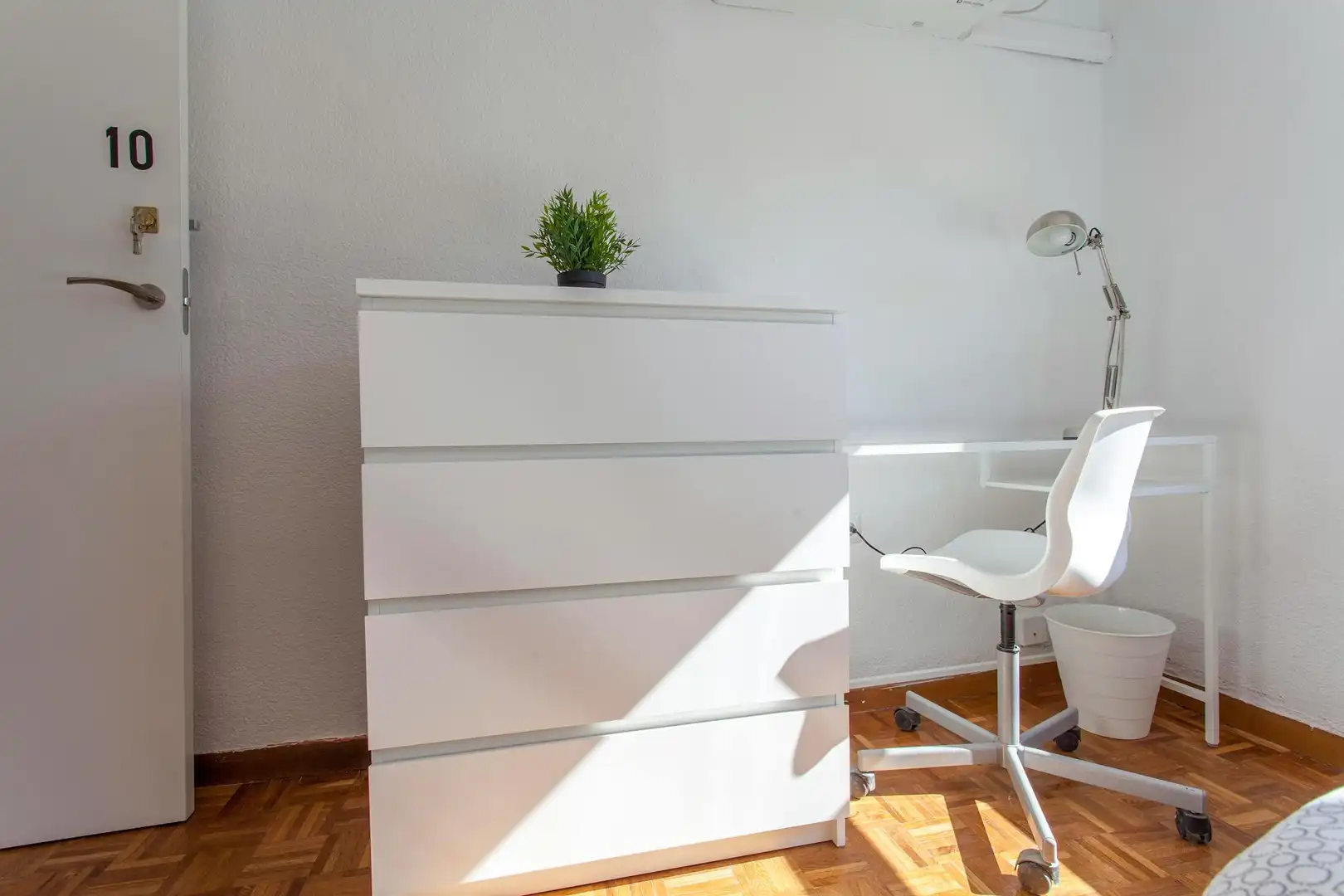 Bedroom of Flat for share in Valencia  with Air Conditioner, Heating and Furnished