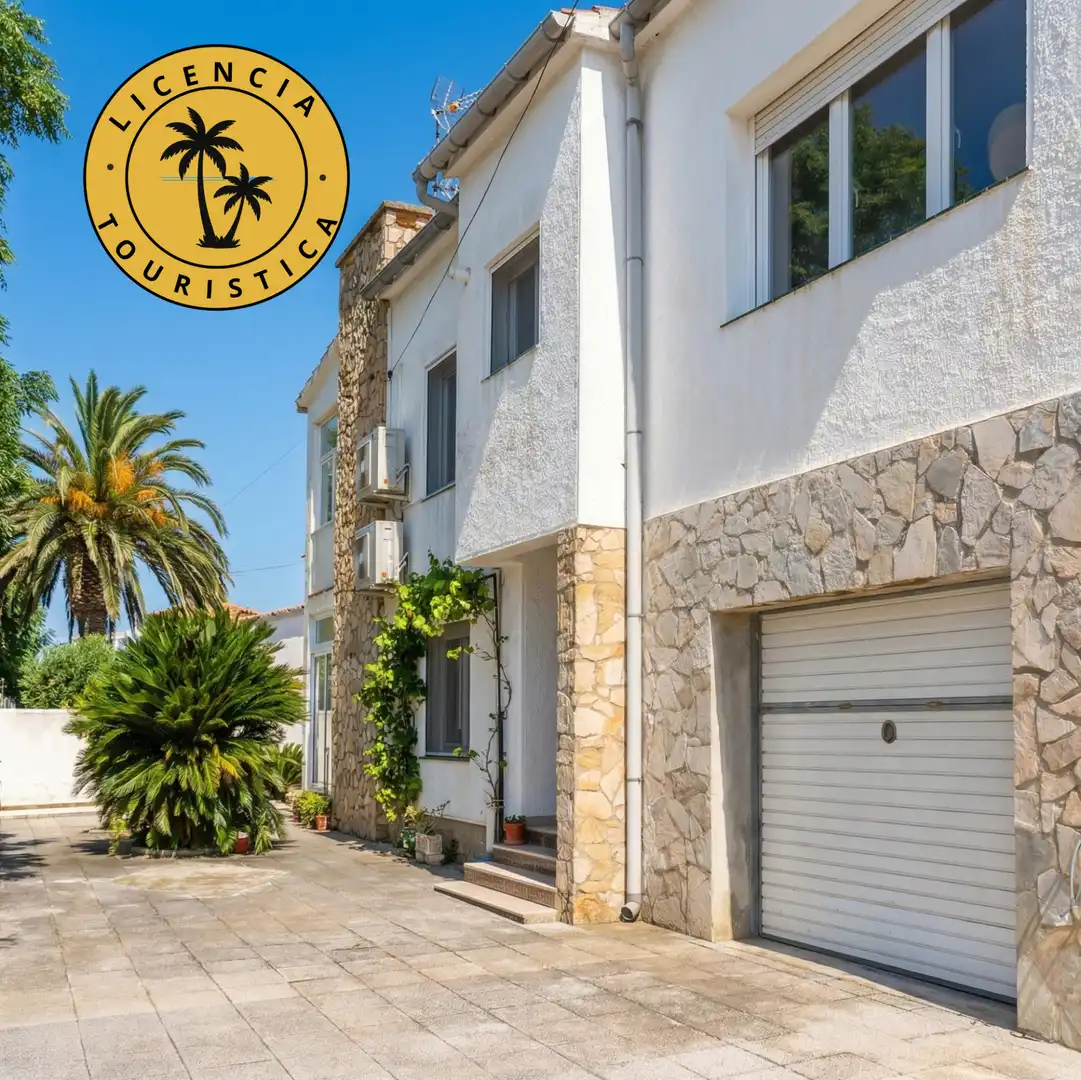 Vista exterior de Casa o chalet en venta en Empuriabrava con Aire acondicionado, Calefacción y Jardín privado