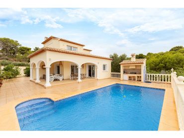 Chalet con piscina en venta en Calle Bellota