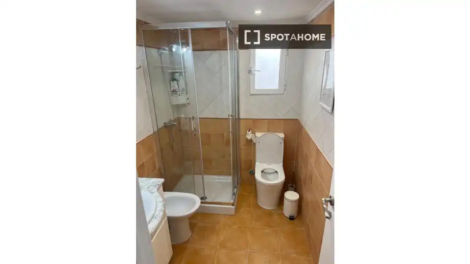 Baño de Piso de alquiler en Valencia con Aire acondicionado, Calefacción y Amueblado