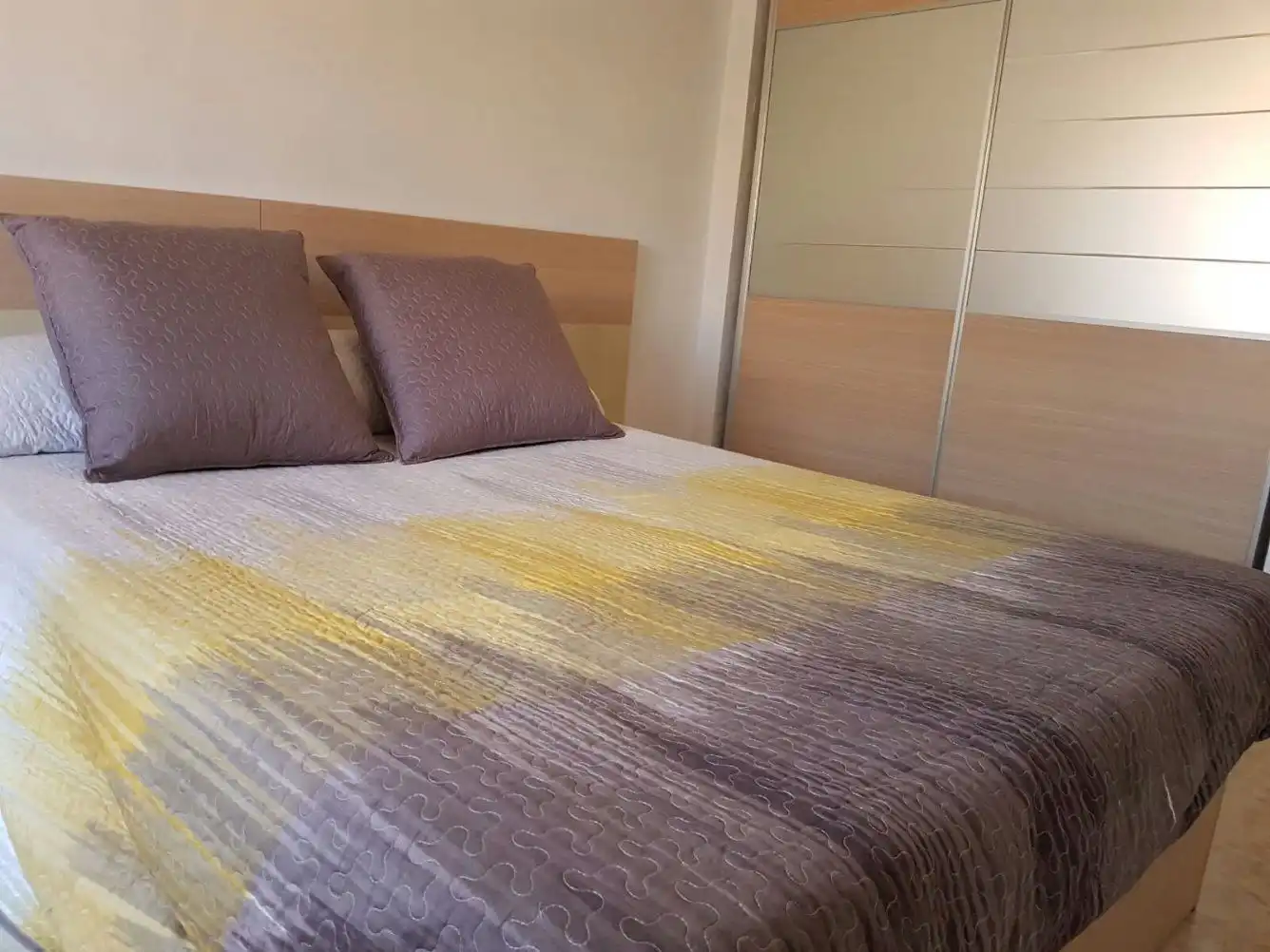 Dormitori de Casa adosada en venda en Algeciras amb Jardí privat, Traster i Moblat