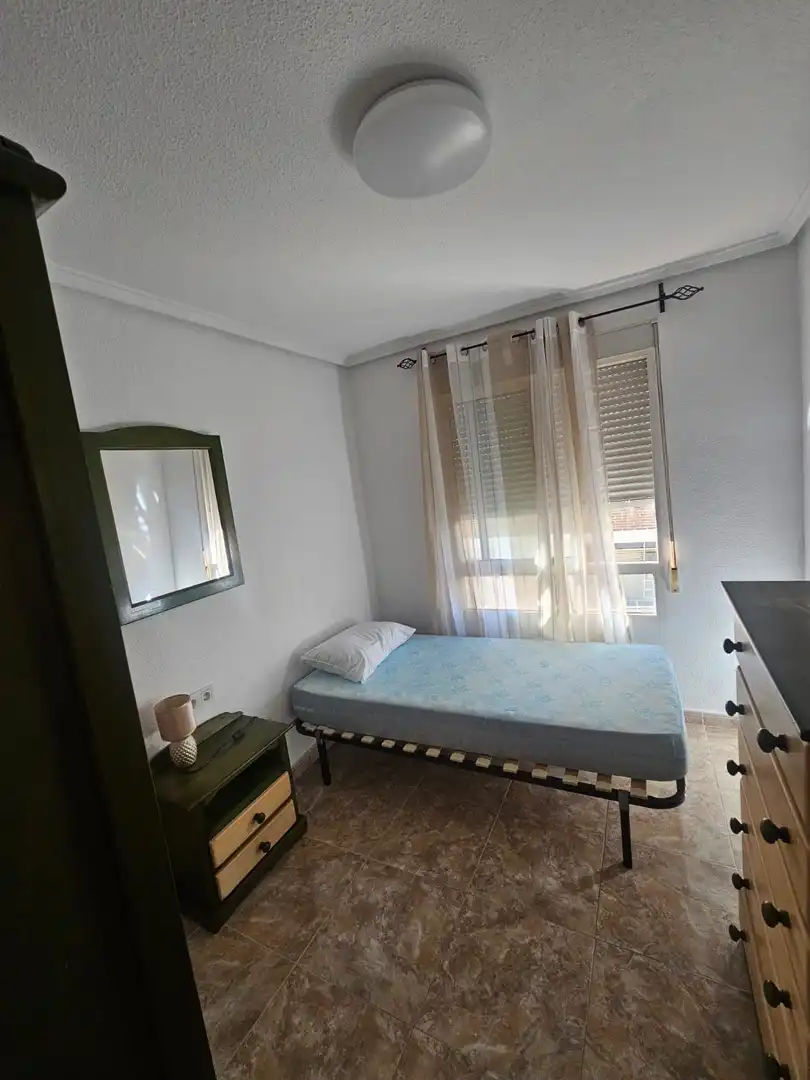Dormitori de Apartament de lloguer en Torrevieja amb Aire condicionat, Calefacció i Terrassa