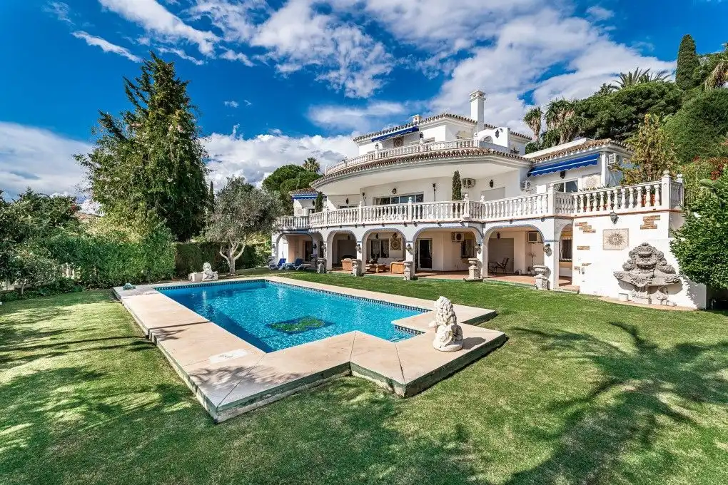 House with pool for sale in Marbella Centro