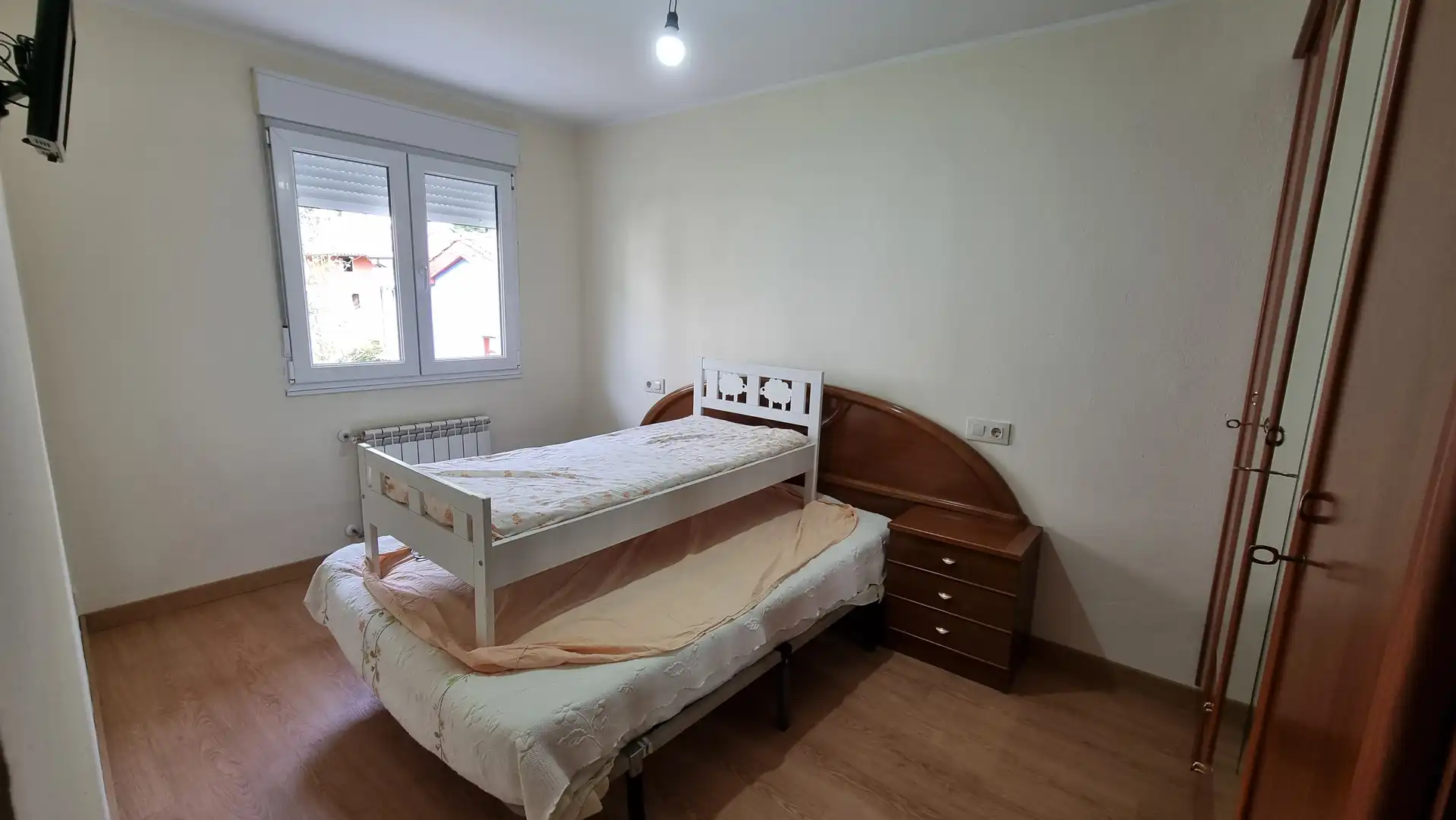 Dormitori de Casa adosada en venda en Cabrales amb Calefacció i Moblat