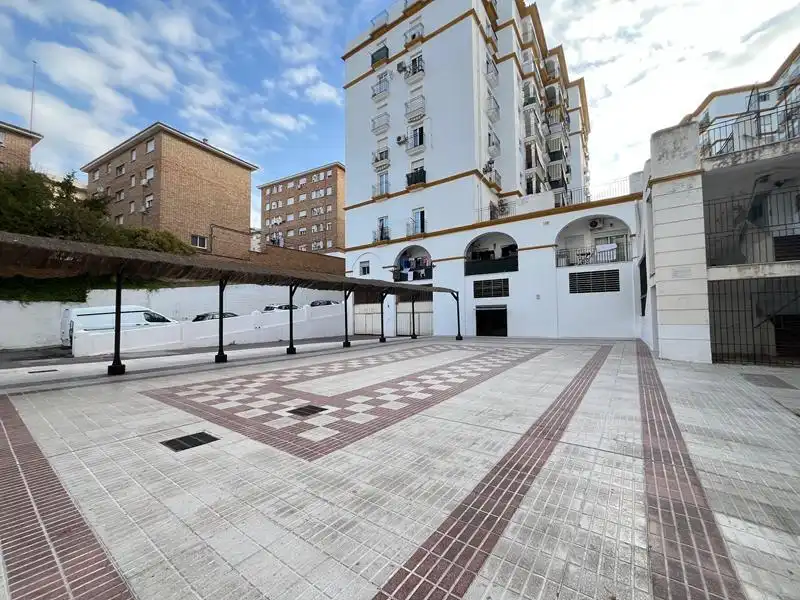 Locale commerciale in affitto a Estepona Pueblo