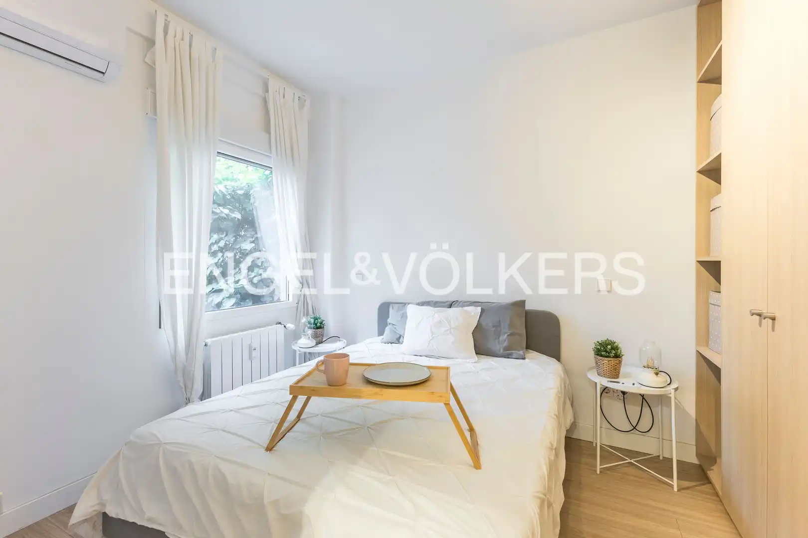 Dormitori de Apartament de lloguer en Madrid amb Aire condicionat, Calefacció i Moblat