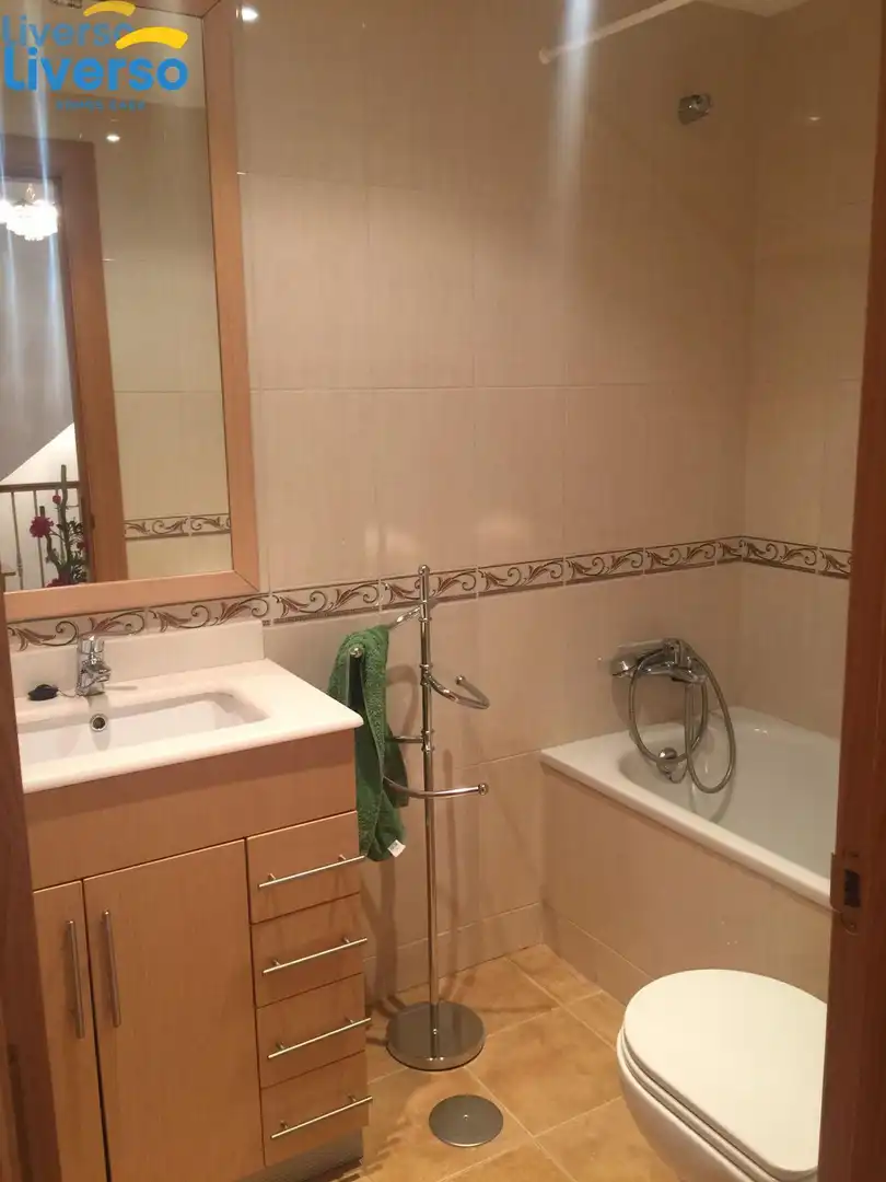 Badezimmer von Einfamilien-Reihenhaus zum Verkauf in Pradoluengo mit Heizung, Privatgarten und Parkett