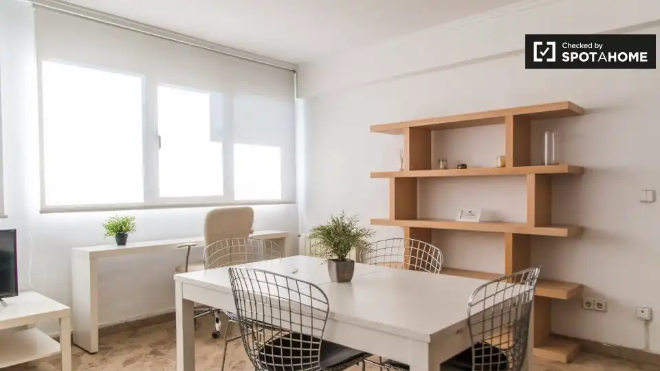 Flat for rent in Valencia  with Air Conditioner, Heating and Furnished