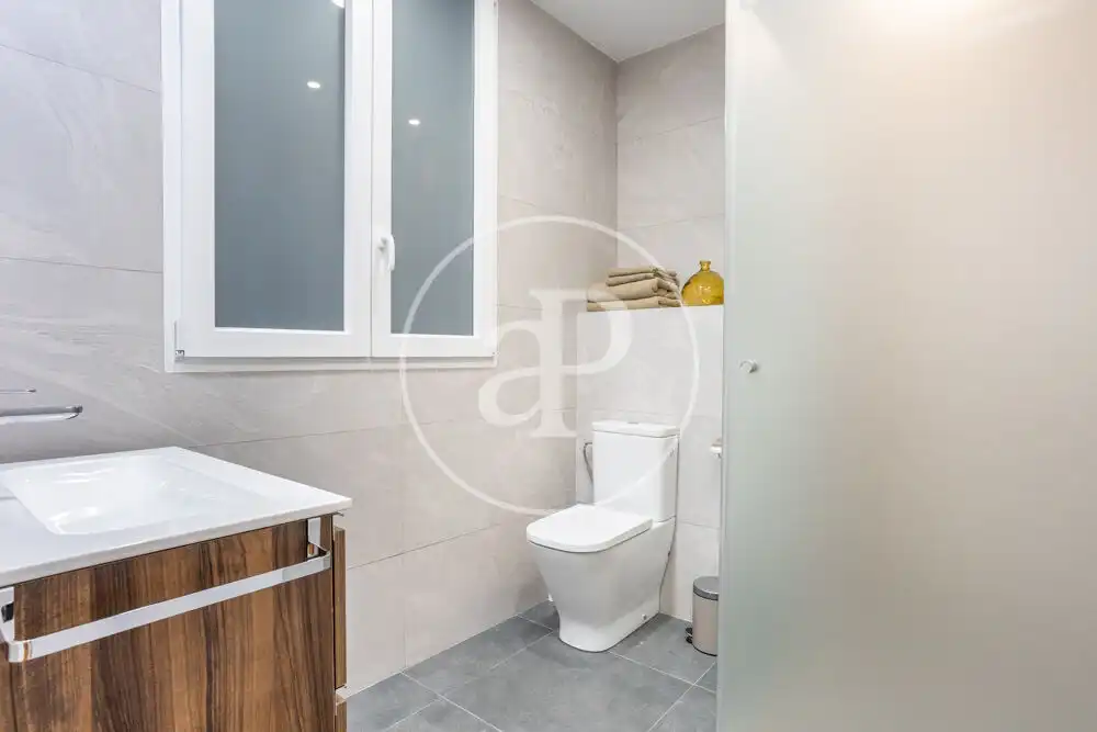 Bathroom of Flat for rent in Valencia  with Air Conditioner, Heating and Terrace