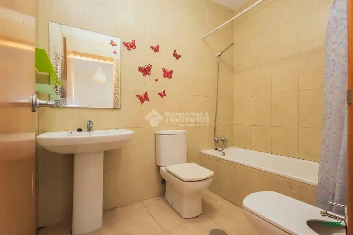 Baño de Piso en venta en Costacabana - Loma Cabrera