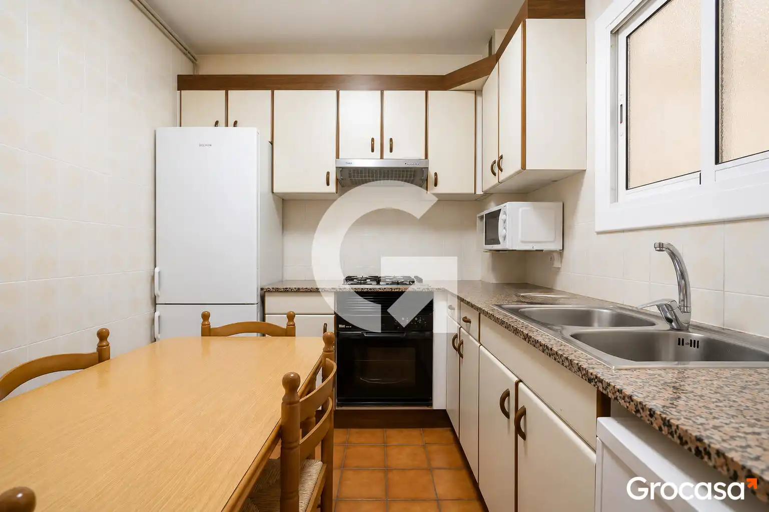 Kitchen of Flat for sale in El Prat de Llobregat  with Air Conditioner, Heating and Oven