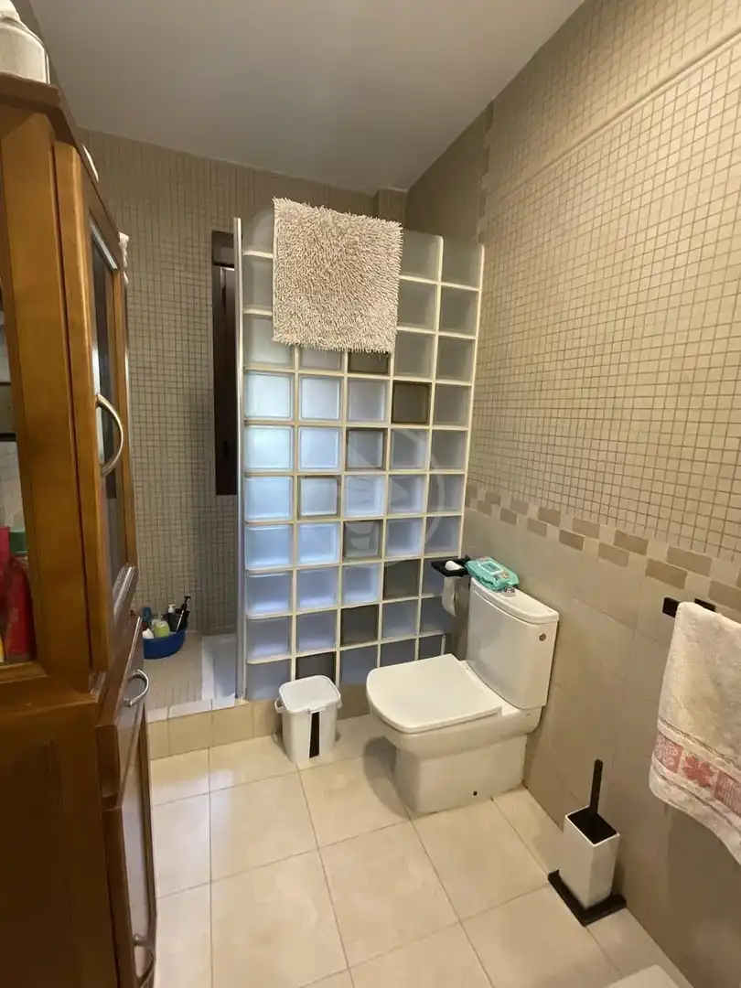 Bany de Casa o xalet en venda en Linares amb Aire condicionat