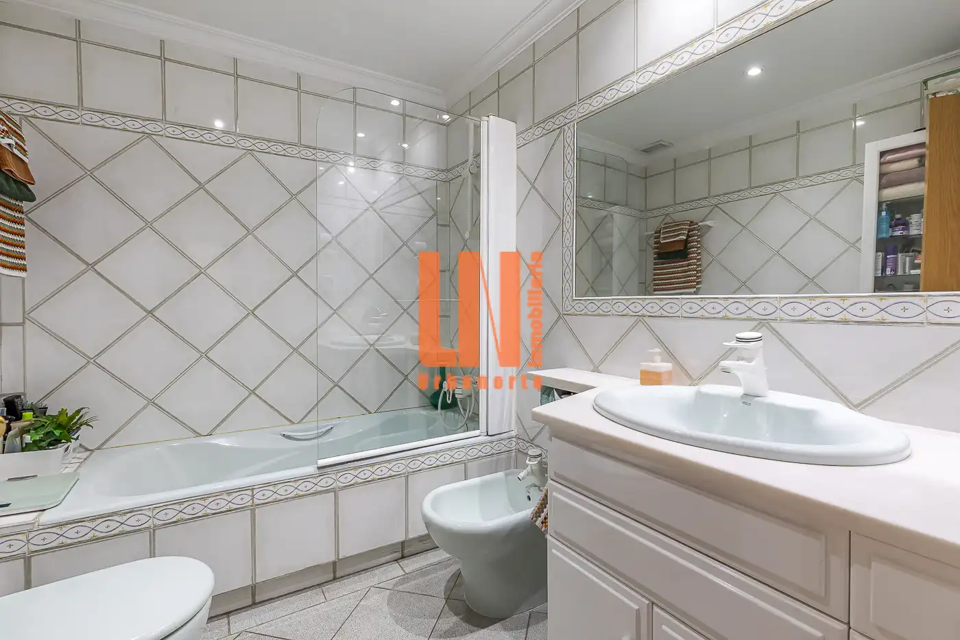 Baño de Casa adosada en venta en Madrid con Aire acondicionado, Calefacción y Jardín privado