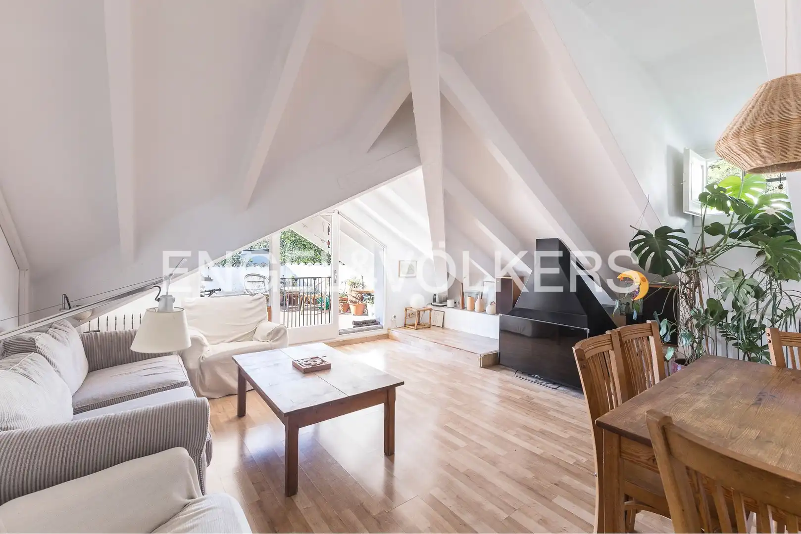 Sala d'estar de Casa o xalet en venda en Barcelona amb Calefacció, Jardí privat i Terrassa