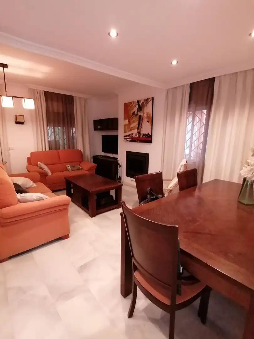 Sala d'estar de Casa adosada de lloguer en Algeciras amb Jardí privat, Terrassa i Traster