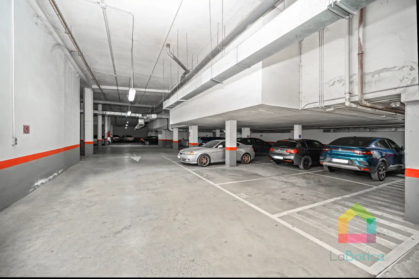 Parking of Flat for sale in Gerindote  with Air Conditioner, Heating and Oven