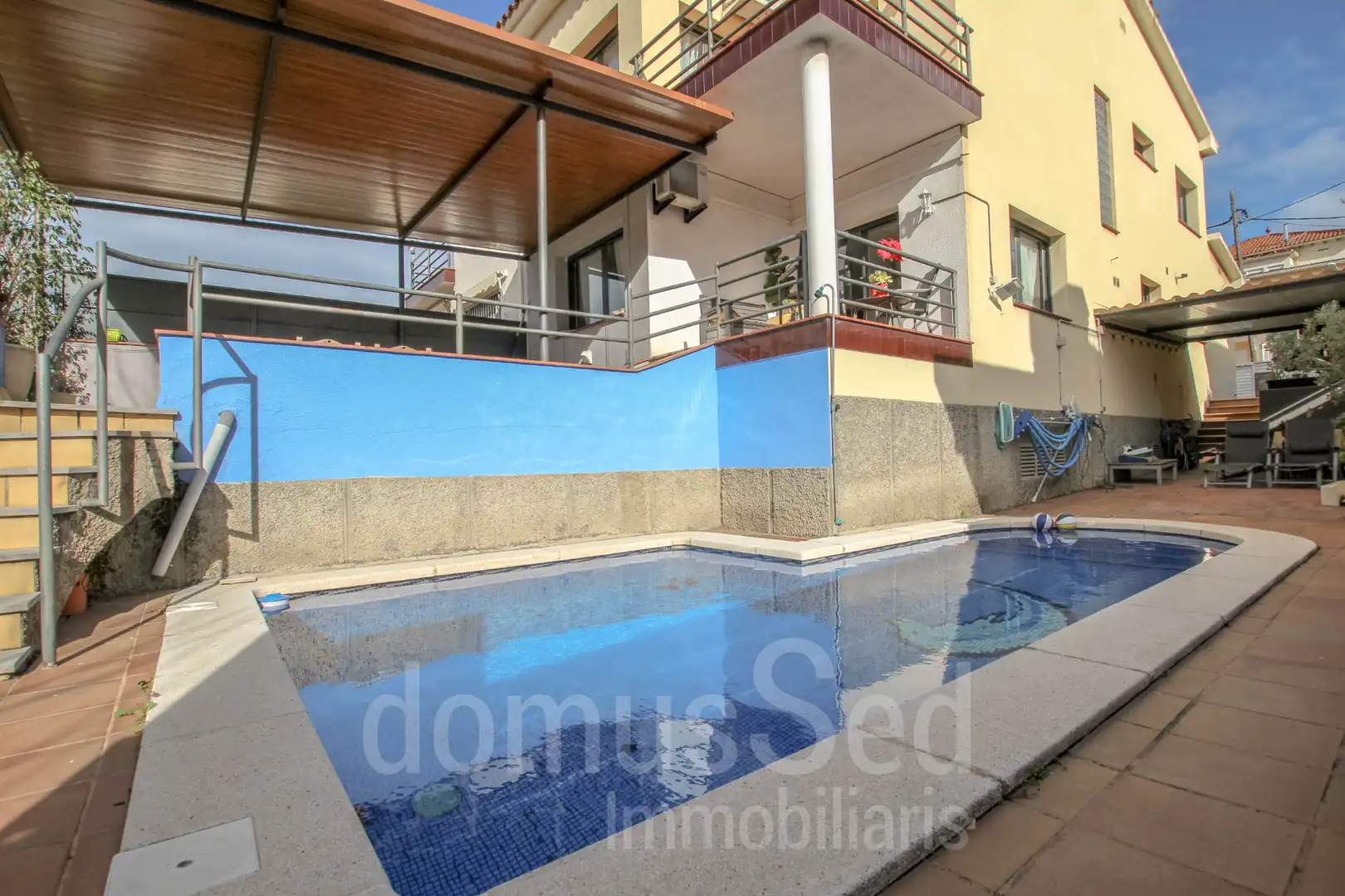 Swimming pool of Detached homes for sale in El Masnou  with Air Conditioner, Heating and Terrace