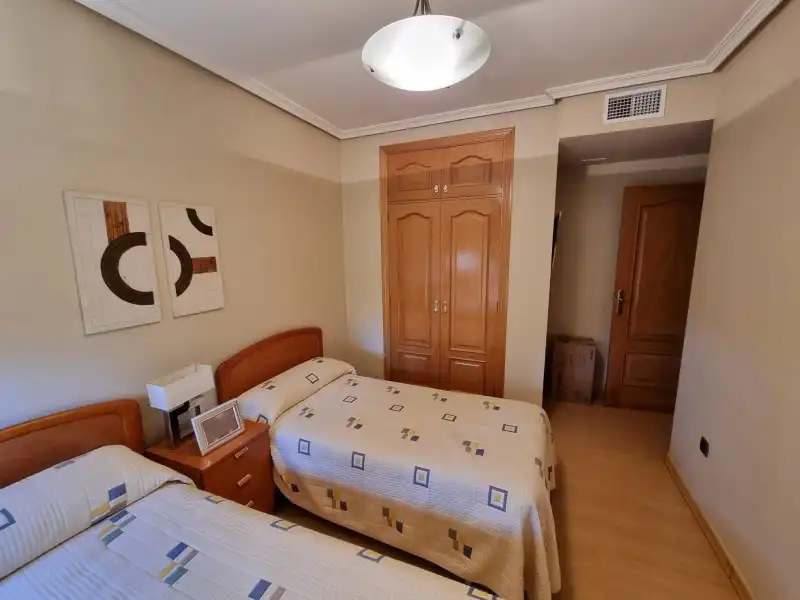 Dormitori de Pis en venda en Plasencia amb Aire condicionat, Calefacció i Jardí privat