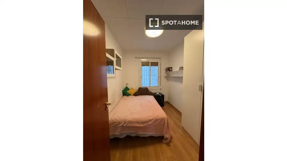 Bedroom of Flat for share in Barcelona  with Air Conditioner, Heating and Furnished