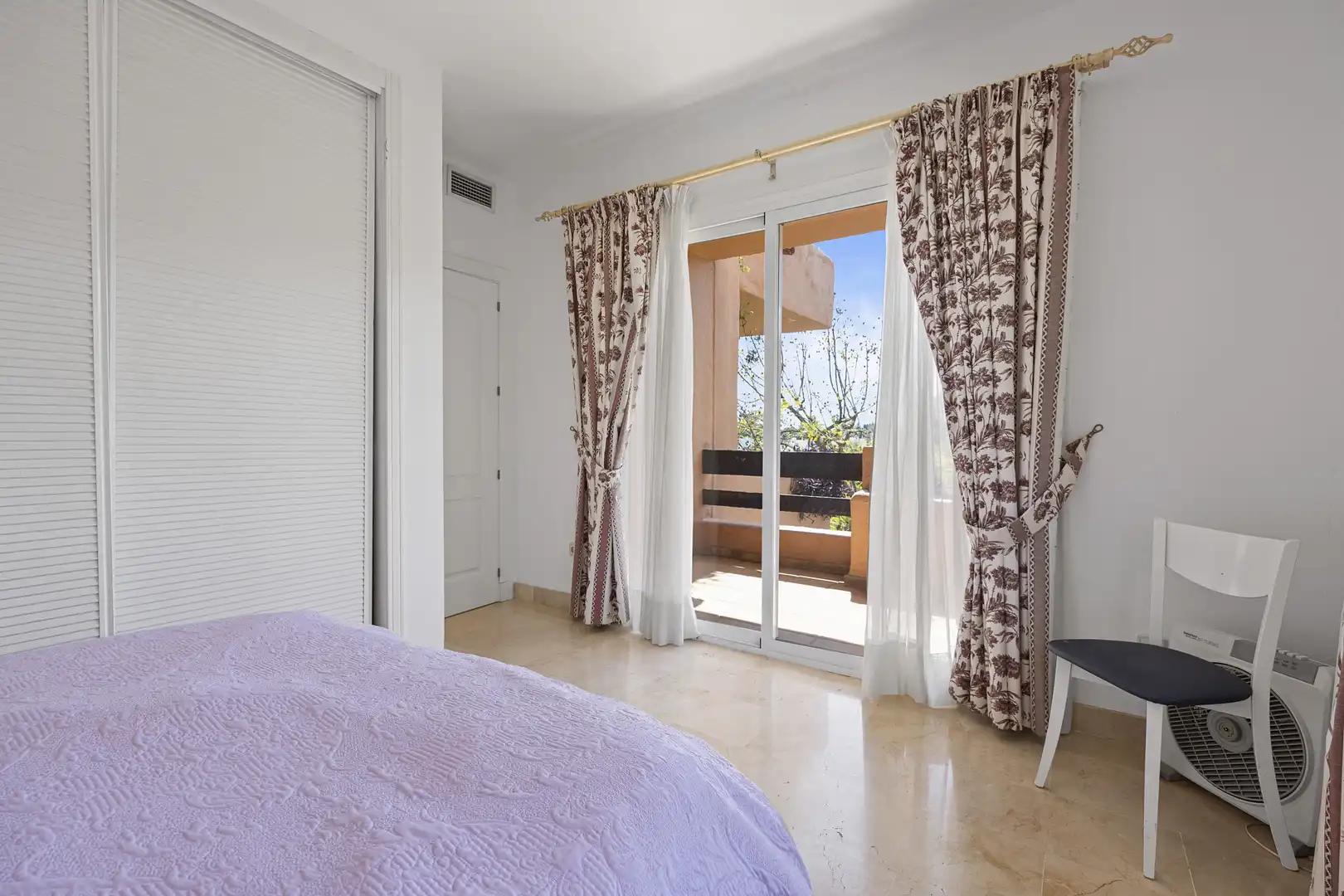 Habitación de Apartamento en venta en Marbella con Aire acondicionado, Terraza y Piscina