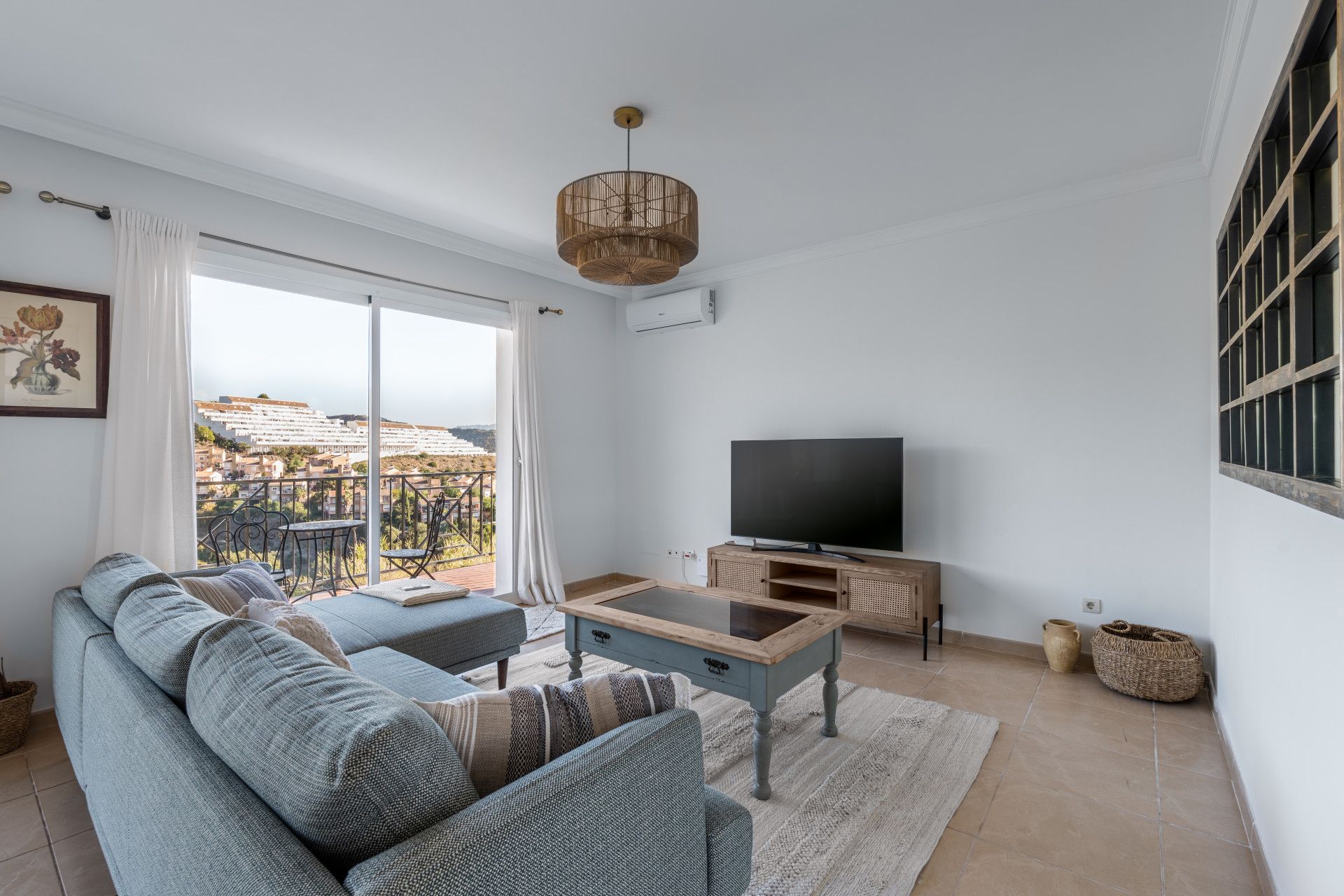 Sala d'estar de Casa o xalet en venda en Estepona amb Aire condicionat, Jardí privat i Terrassa