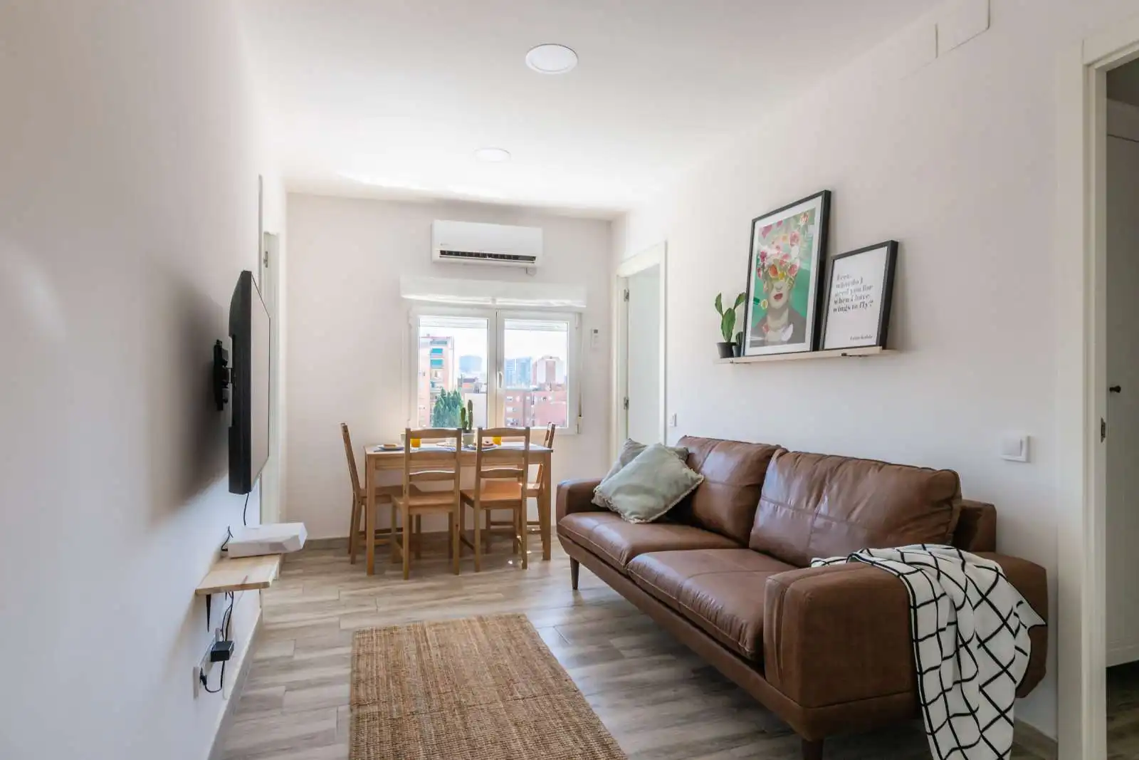 Sala de estar de Apartamento para compartir en L'Hospitalet de Llobregat con Aire acondicionado, Terraza y Amueblado