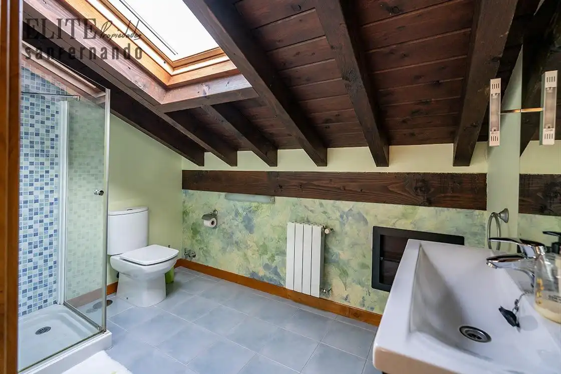Bany de Casa o xalet en venda en Santillana del Mar amb Calefacció, Jardí privat i Piscina