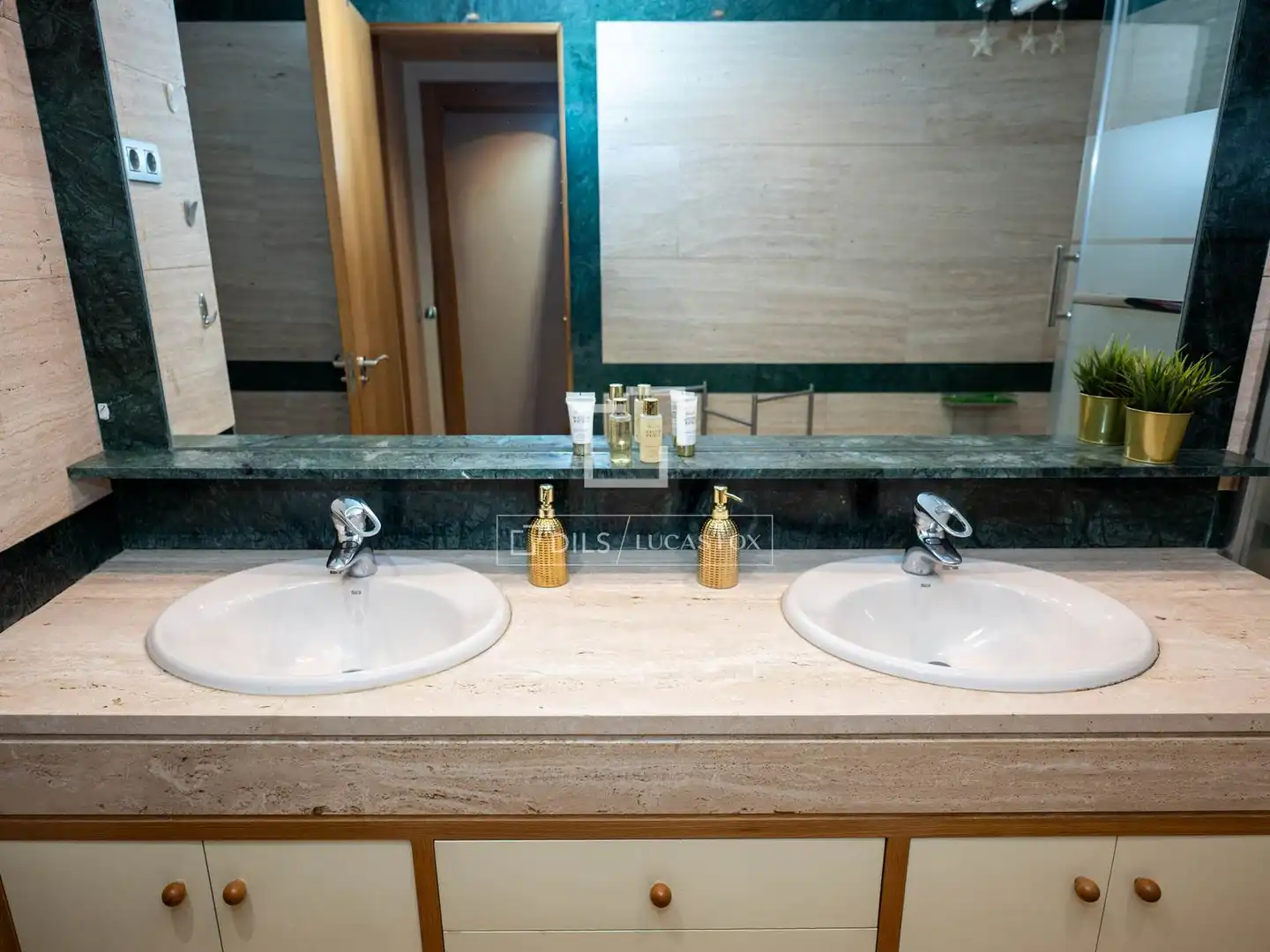 Bathroom of Flat for rent in Madrid  with Air Conditioner, Heating and Private garden