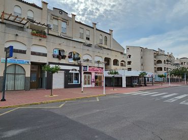 Local comercial en venda a LA MARINA 5