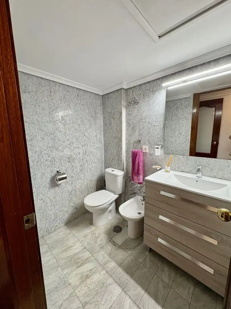 Bathroom of Flat for sale in Sevilla  with Air Conditioner, Heating and Terrace