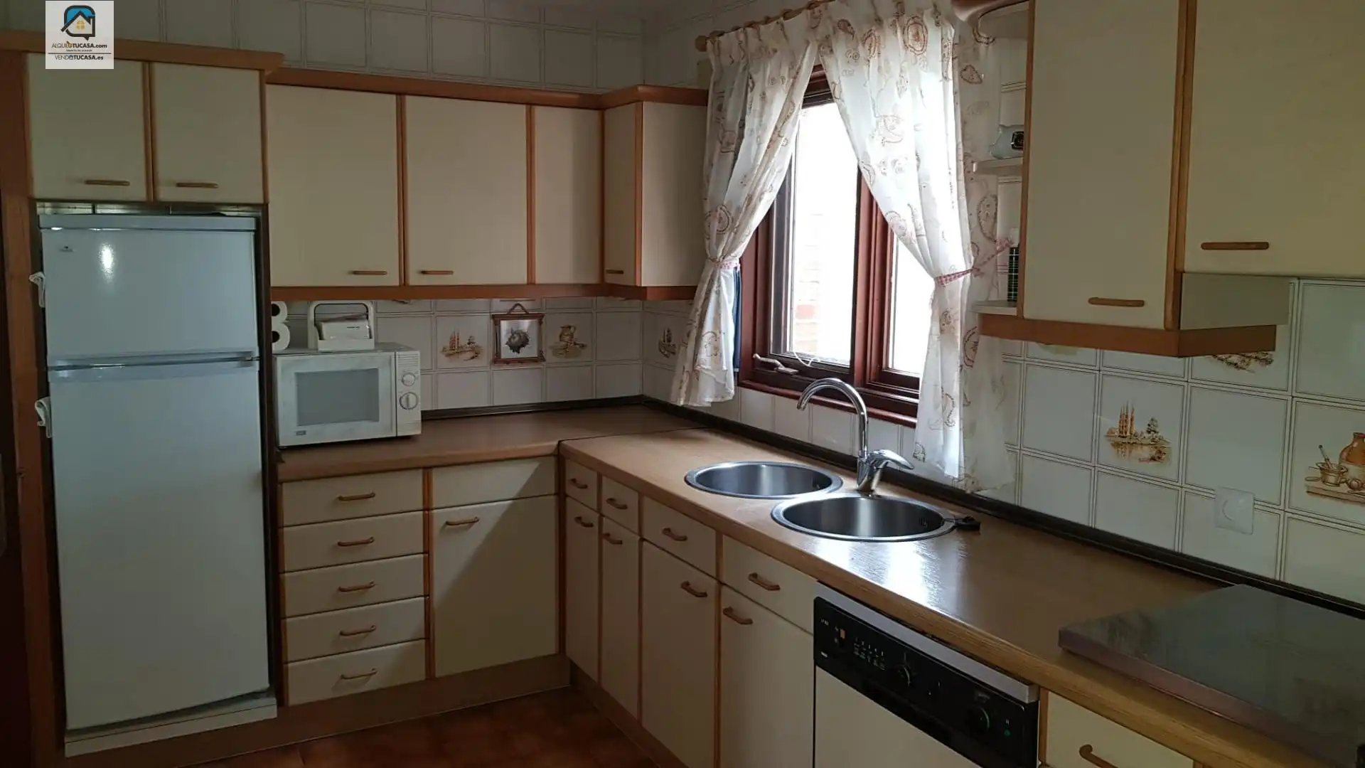 Cuina de Casa o xalet en venda en Palencia amb Jardí privat, Terrassa i Piscina