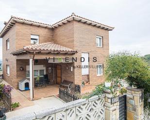 Vista exterior de Casa o xalet en venda en Sant Andreu de la Barca amb Terrassa, Piscina i Balcó