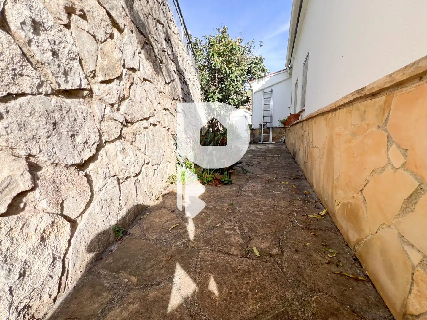 Vista exterior de Casa o xalet en venda en Vallirana amb Calefacció, Jardí privat i Terrassa