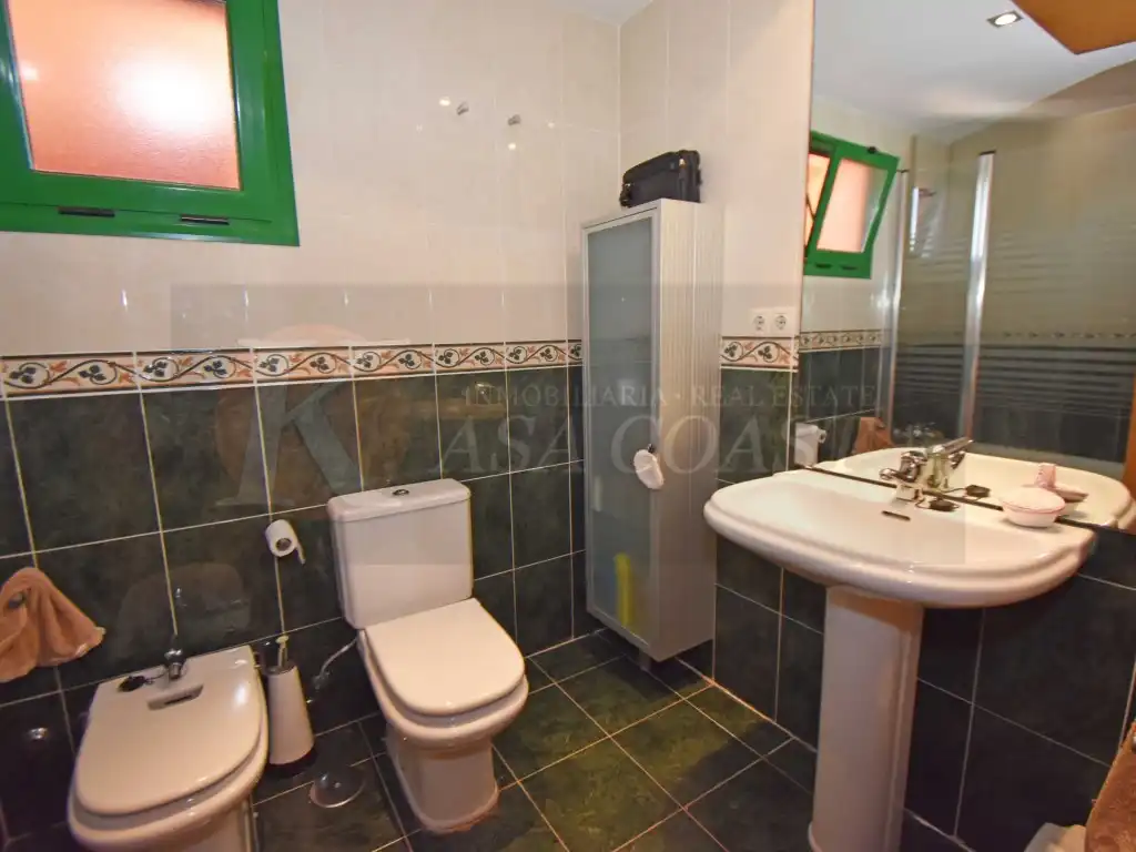 Baño de Dúplex en venta en Fuengirola con Aire acondicionado, Jardín privado y Terraza