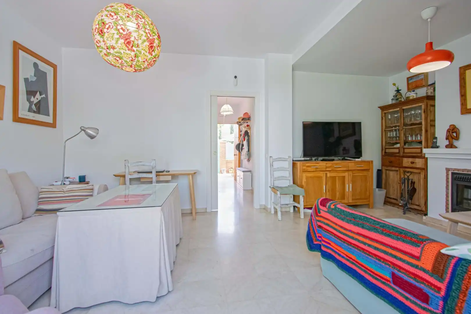 Sala de estar de Casa adosada en venta en Valencina de la Concepción con Aire acondicionado, Trastero y Piscina comunitaria