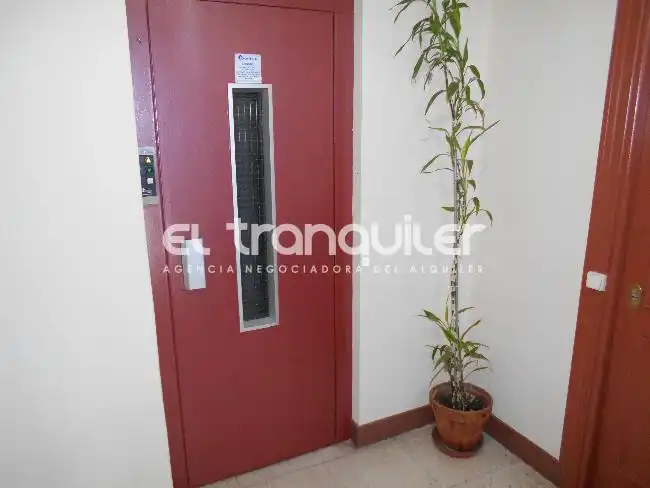 Penthouse with lift to rent in Calle Torres Miranda, imagen 2