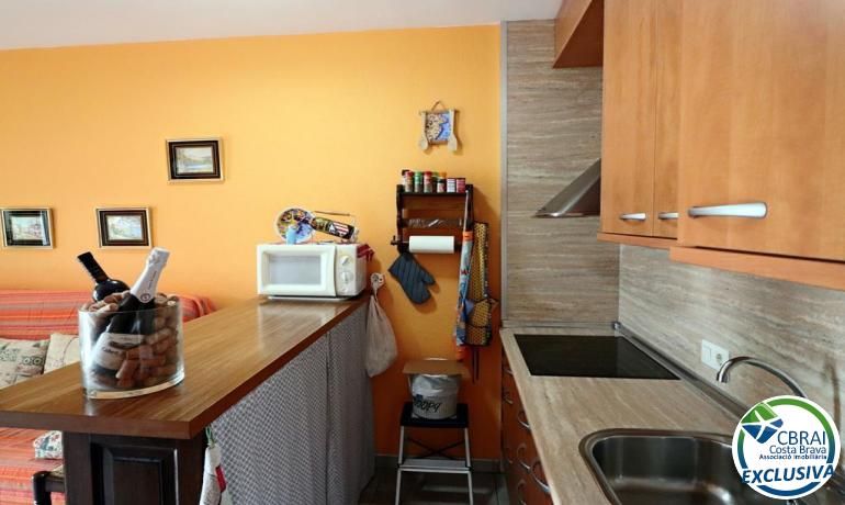 Cuina de Apartament en venda en Empuriabrava amb Piscina comunitària