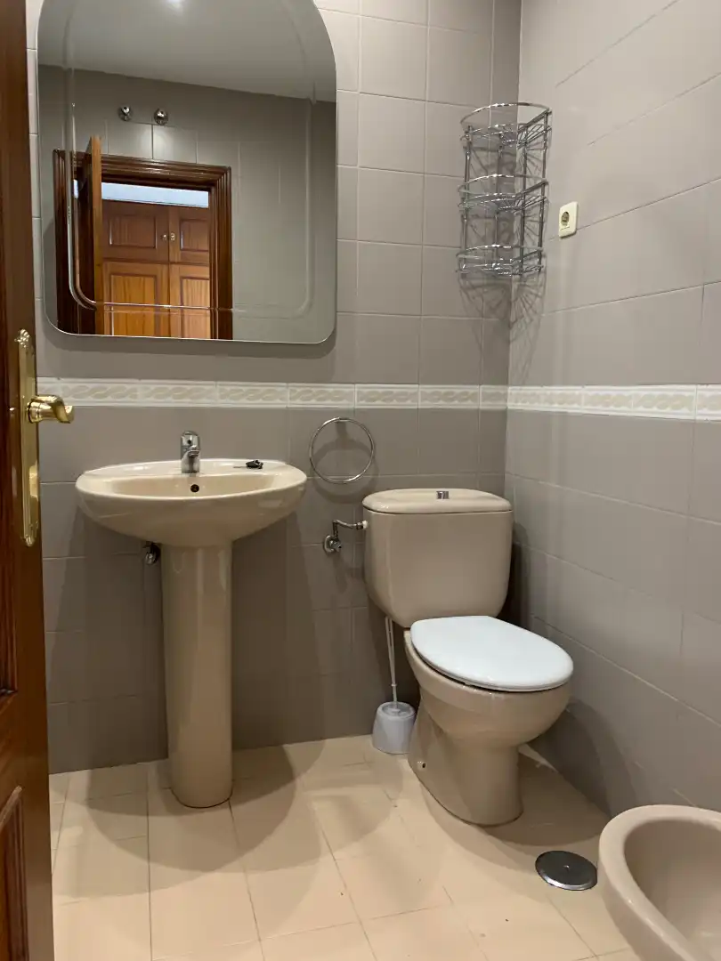 Bathroom of Flat for rent in Madrid  with Oven and Washing machine