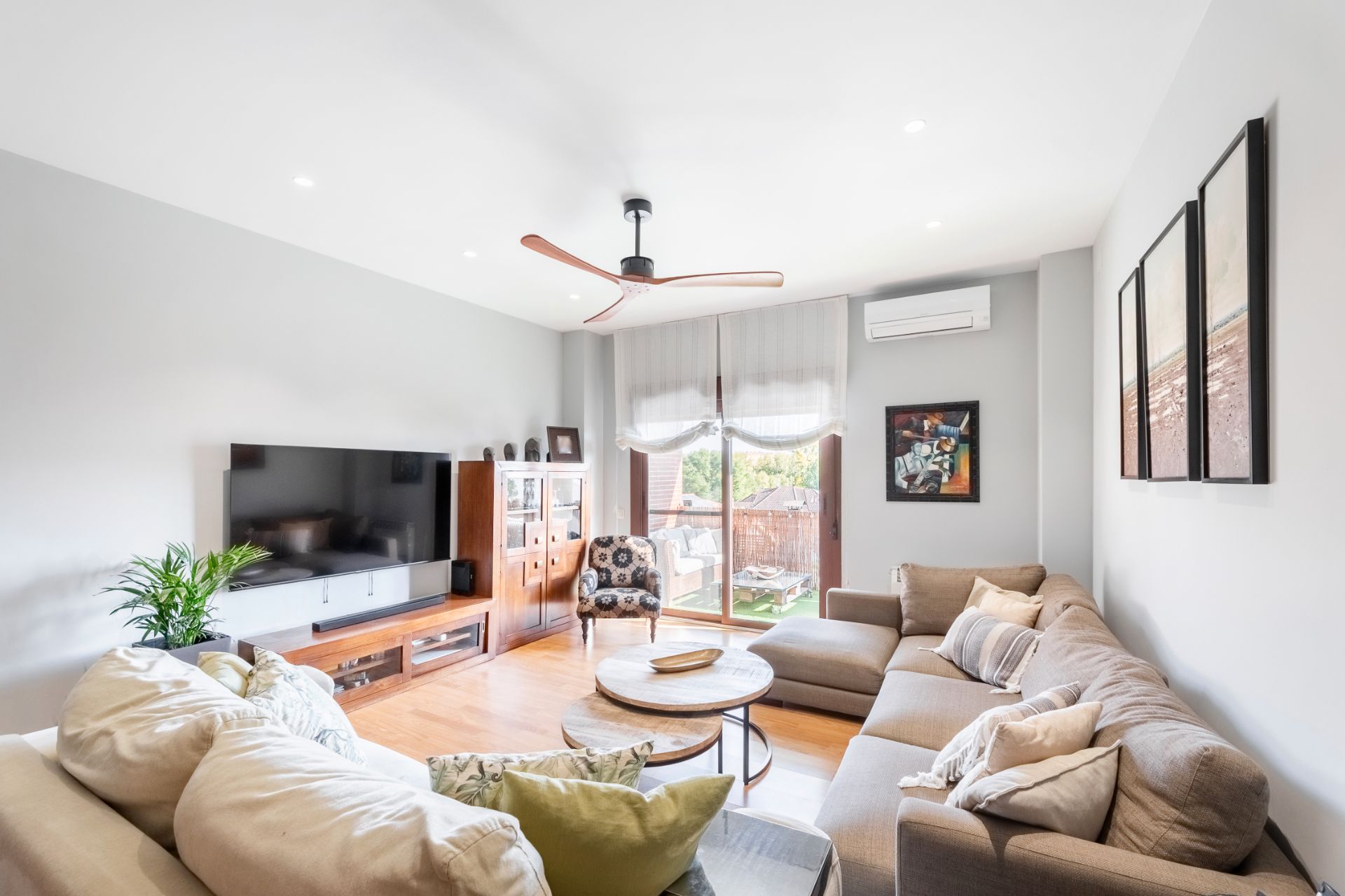 Sala de estar de Casa adosada en venta en Valdeolmos-Alalpardo con Aire acondicionado, Calefacción y Jardín privado
