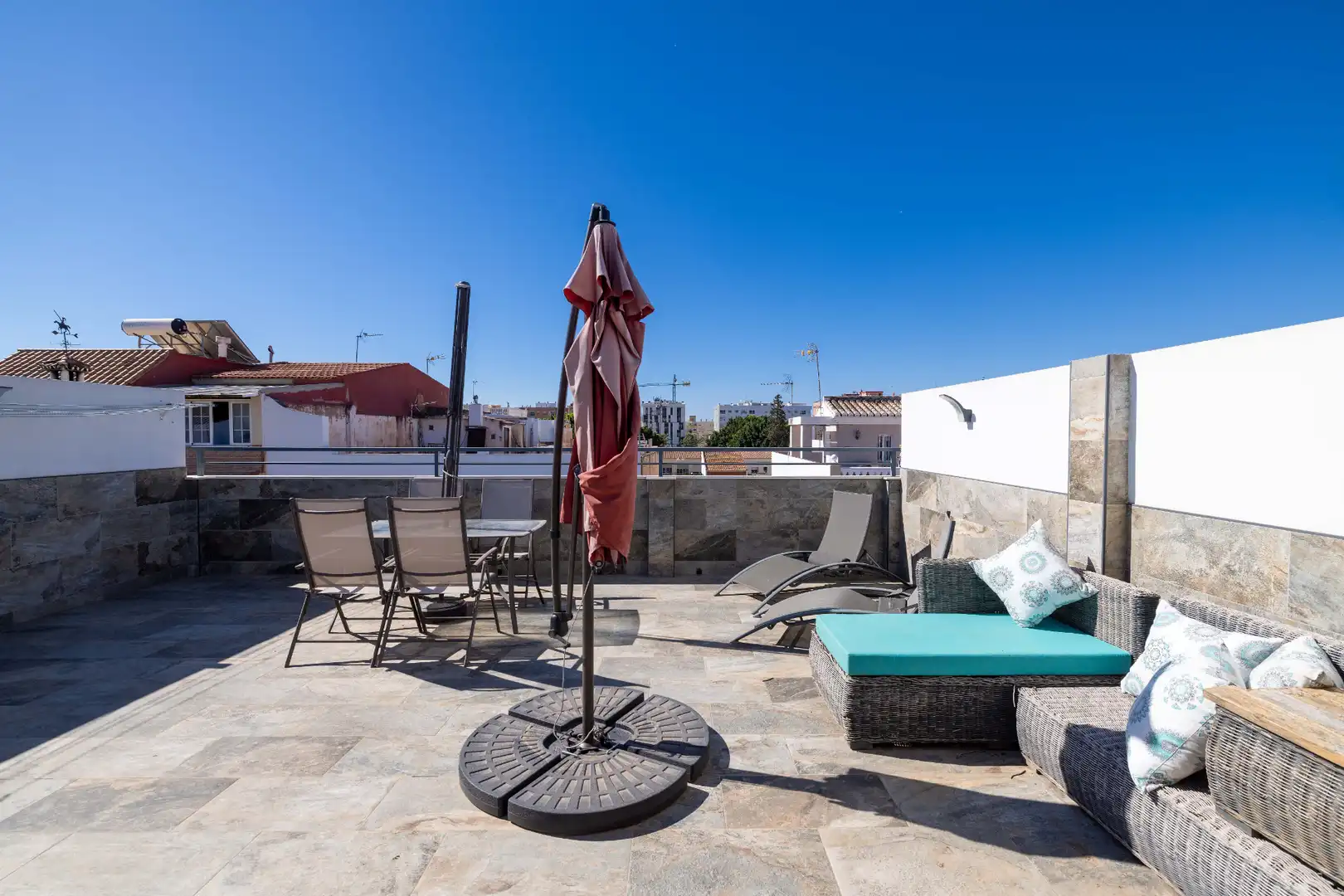 Terrasse von Einfamilien-Reihenhaus zum Verkauf in Málaga mit Klimaanlage, Heizung und Terrasse