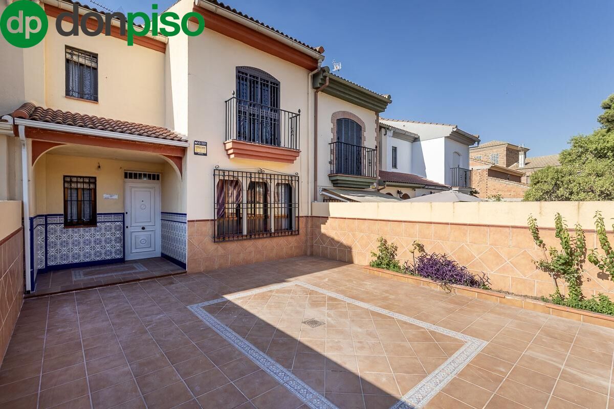 Vista exterior de Casa adosada en venda en Iznalloz amb Traster i Balcó