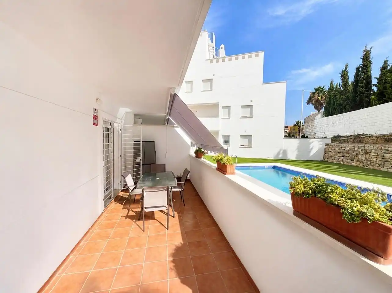 Bajo con piscina en venta en La Colina