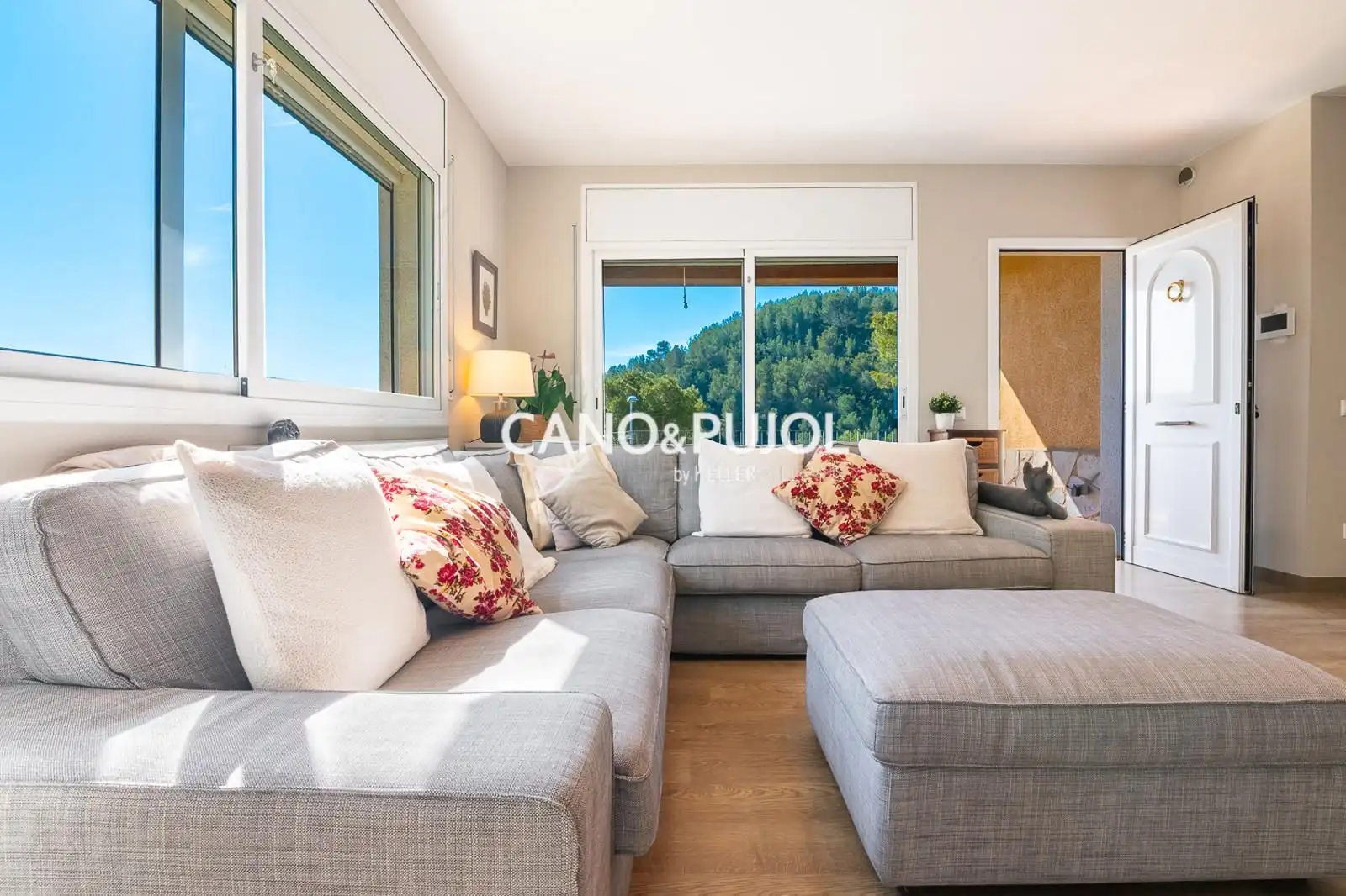 Sala de estar de Casa o chalet en venta en Corbera de Llobregat con Calefacción, Terraza y Trastero