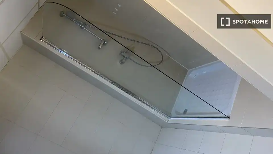 Badezimmer von Wohnung zur Miete in Madrid mit Klimaanlage, Heizung und Möbliert