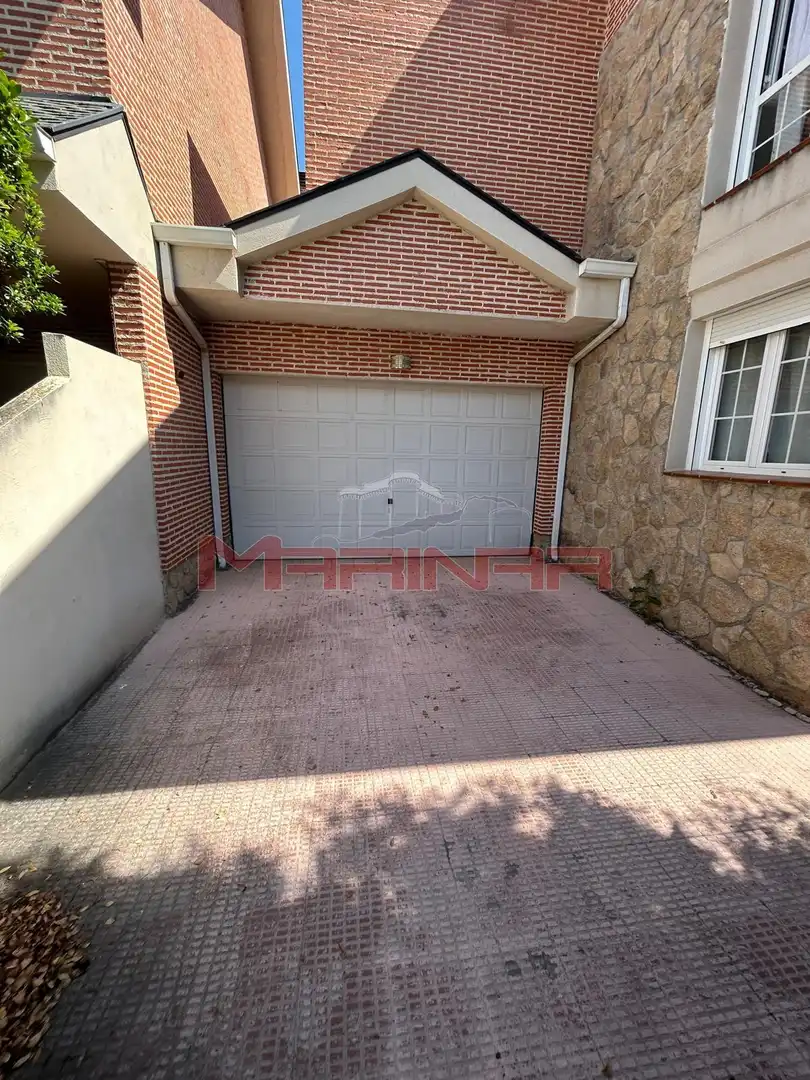 Parkplatz von Einfamilien-Reihenhaus zum Verkauf in Illescas mit Klimaanlage, Heizung und Privatgarten