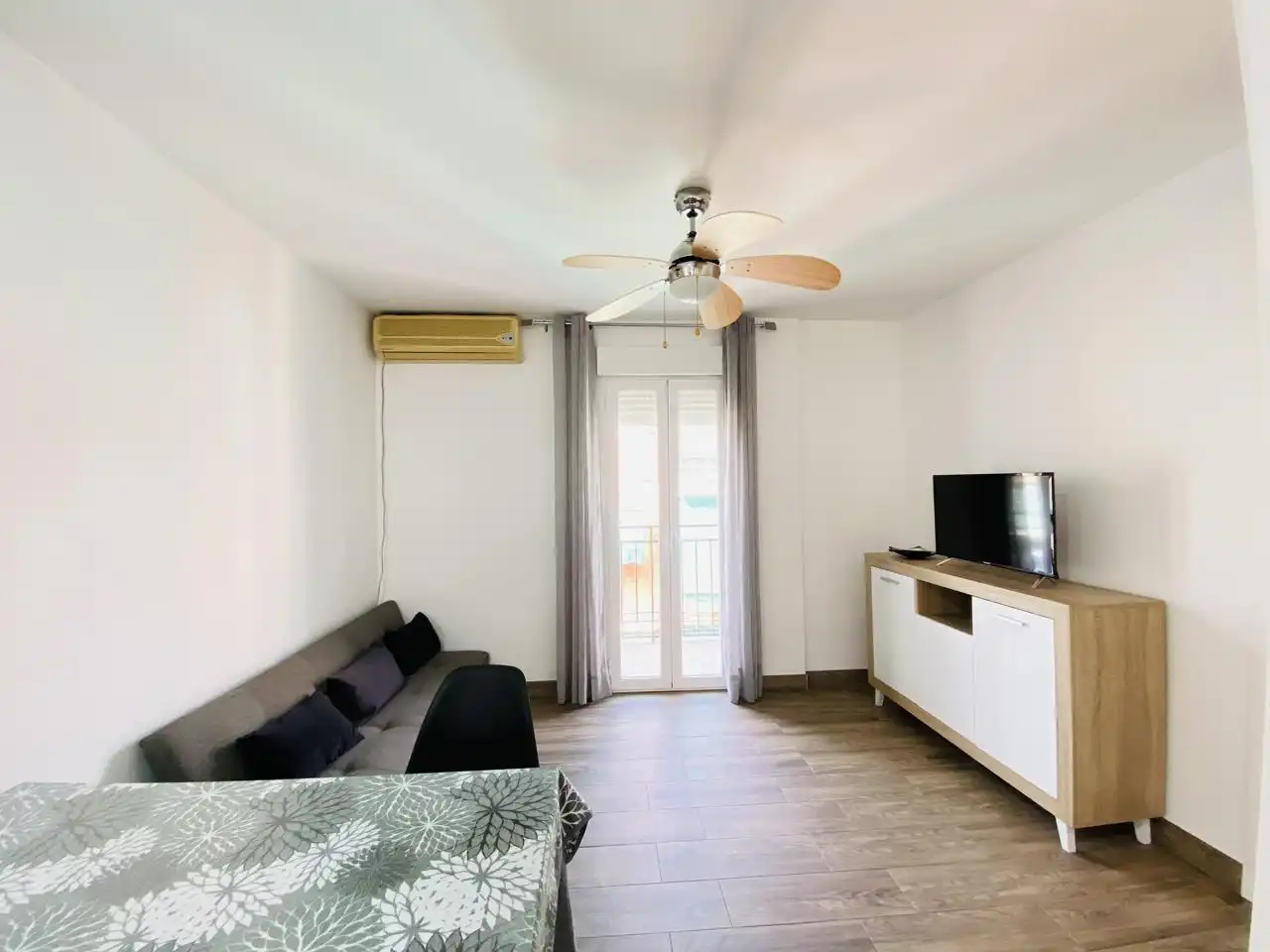 Living room of Flat for rent in Granada  with Air Conditioner, Furnished and Balcony