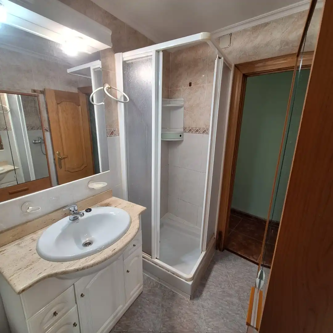 Baño de Piso en venta en Íscar con Calefacción, Terraza y Amueblado