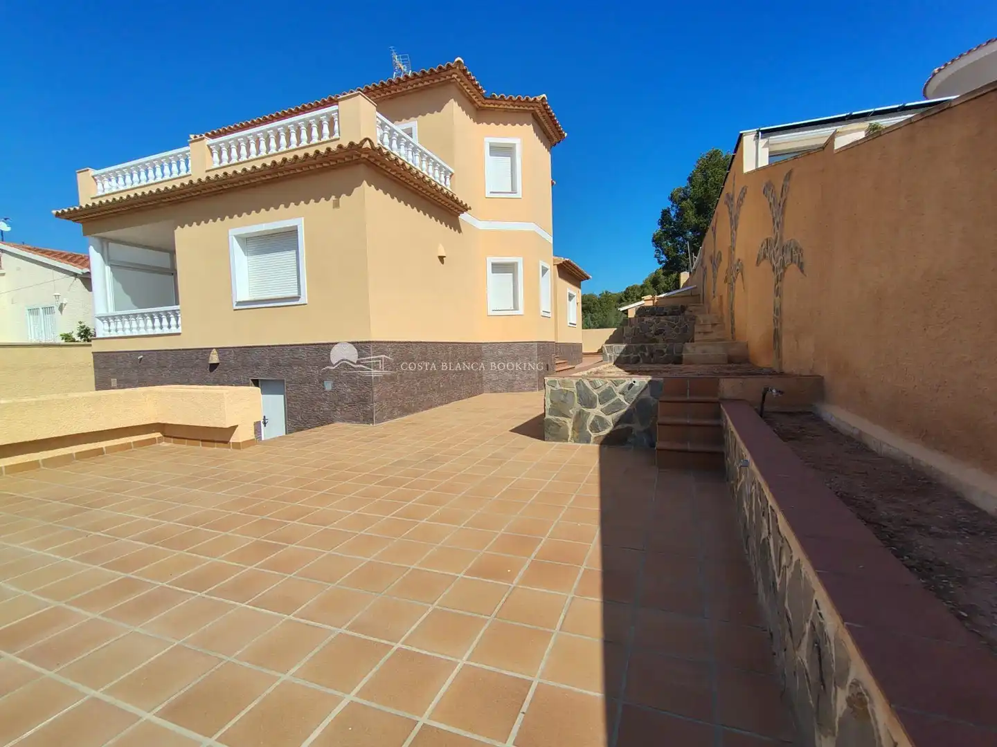 Vista exterior de Casa o xalet en venda en L'Alfàs del Pi amb Calefacció, Jardí privat i Terrassa