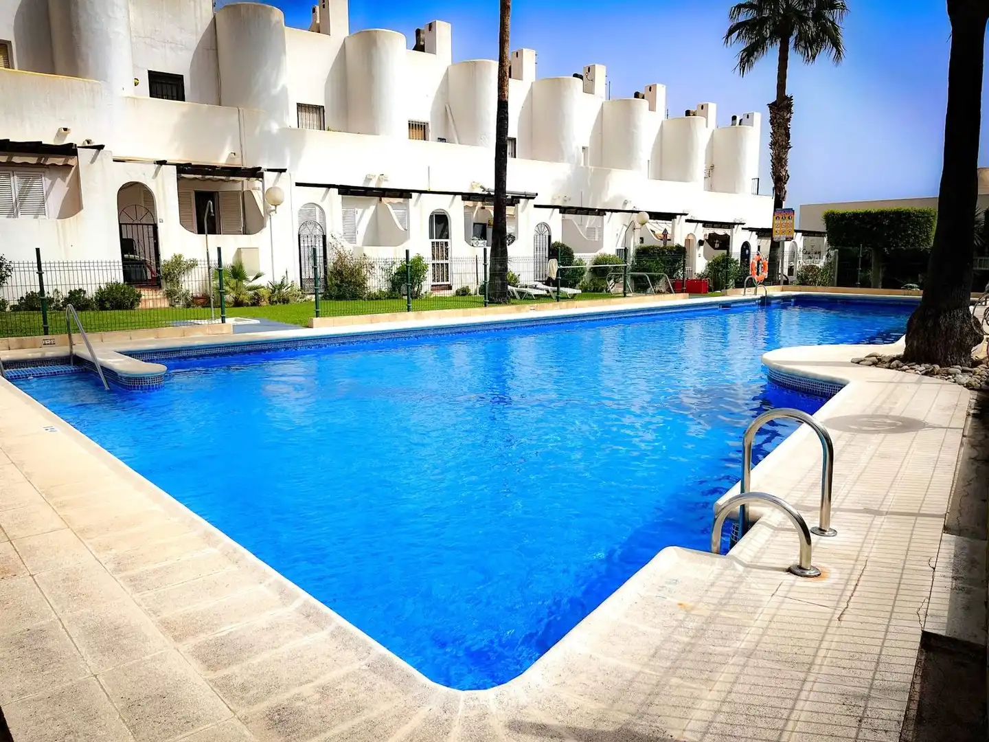 Piscina de Dúplex en venta en El Palmeral